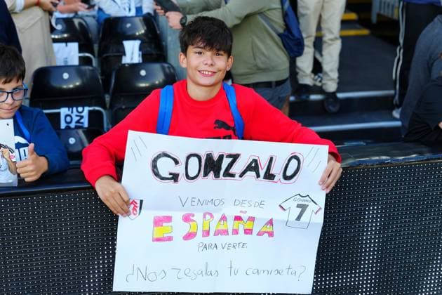 A fan of Gonzalo Garcia of Fulham Fulham v Chelsea, Premier League Football, Football, Craven Cottage, London, UK - 24 Aug 2026London Craven Cottage United Kingdom EDITORIAL USE ONLY No use with unauthorised audio, video, data, fixture lists, club league logos or live services. Online in-match use limited to 120 images, no video emulation. No use in betting, games or single club league player publications.  Copyright: xJavierxGarcia Shutterstockx 17114735ab