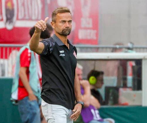 Im Bild: Trainer Michael Schiele (FC Wuerzburger Kickers) mit Anweisungen 24.08.2026, FC Wuerzburger Kickers - 1. FC Koeln, DFB-Pokal, 1. Runde, Deutschland, Wuerzburg, AKON-Arena, DFL REGULATIONS PROHIBIT ANY USE OF PHOTOGRAPHS AS IMAGE SEQUENCES AND OR QUASI-VIDEO. *** Pictured: Coach Michael Schiele of FC Würzburger Kickers giving instructions, August 24, 2026, FC Würzburger Kickers 1–FC Köln, DFB Cup, First Round, Germany, Würzburg, AKON Arena, DFL regulations prohibit any use of photographs as image sequences and or quasi-video Copyright: HMBxMedia xJulienxBecker