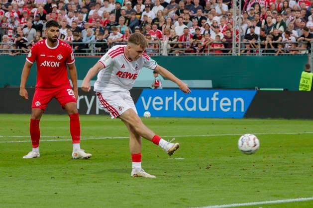 Im Bild: v.li. 24.08.2026, FC Wuerzburger Kickers - 1. FC Koeln, DFB-Pokal, 1. Runde, Deutschland, Wuerzburg, AKON-Arena, DFL REGULATIONS PROHIBIT ANY USE OF PHOTOGRAPHS AS IMAGE SEQUENCES AND OR QUASI-VIDEO. *** Pictured, from left, August 24, 2026, FC Würzburger Kickers vs. FC Köln, DFB Cup, First Round, Germany, Würzburg, AKON Arena, DFL regulations prohibit any use of photographs as image sequences and or quasi-video Copyright: HMBxMedia xJulienxBecker