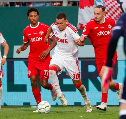Im Bild: v.li. 24.08.2026, FC Wuerzburger Kickers - 1. FC Koeln, DFB-Pokal, 1. Runde, Deutschland, Wuerzburg, AKON-Arena, DFL REGULATIONS PROHIBIT ANY USE OF PHOTOGRAPHS AS IMAGE SEQUENCES AND OR QUASI-VIDEO. *** Pictured, from left, August 24, 2026, FC Würzburger Kickers vs. FC Köln, DFB Cup, First Round, Germany, Würzburg, AKON Arena, DFL REGULATIONS PROHIBIT ANY USE OF PHOTOGRAPHS AS IMAGE SEQUENCES AND OR QUASI-VIDEO Copyright: HMBxMedia xJulienxBecker