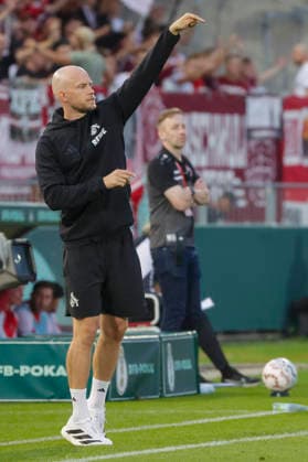 Im Bild: Trainer Rene Wagner (1. FC Koeln) mit Anweisungen 24.08.2026, FC Wuerzburger Kickers - 1. FC Koeln, DFB-Pokal, 1. Runde, Deutschland, Wuerzburg, AKON-Arena, DFL REGULATIONS PROHIBIT ANY USE OF PHOTOGRAPHS AS IMAGE SEQUENCES AND OR QUASI-VIDEO. *** Pictured: Coach Rene Wagner of 1. FC Köln giving instructions, August 24, 2026, FC Würzburger Kickers vs. 1. FC Köln, DFB Cup, First Round, Germany, Würzburg, AKON Arena, DFL regulations prohibit any use of photographs as image sequences and or quasi-video Copyright: HMBxMedia xJulienxBecker