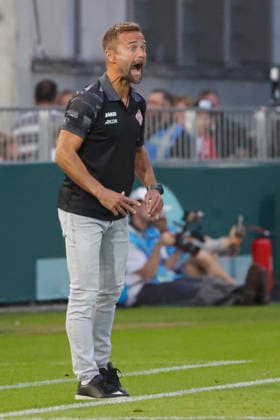 Im Bild: Trainer Michael Schiele (FC Wuerzburger Kickers) mit Anweisungen 24.08.2026, FC Wuerzburger Kickers - 1. FC Koeln, DFB-Pokal, 1. Runde, Deutschland, Wuerzburg, AKON-Arena, DFL REGULATIONS PROHIBIT ANY USE OF PHOTOGRAPHS AS IMAGE SEQUENCES AND OR QUASI-VIDEO. *** Pictured: Coach Michael Schiele of FC Wuerzburger Kickers giving instructions on August 24, 2026, FC Würzburger Kickers 1–FC Köln, DFB Cup, First Round, Germany, Würzburg, AKON Arena, DFL REGULATIONS PROHIBIT ANY USE OF PHOTOGRAPHS AS IMAGE SEQUENCES AND OR QUASI-VIDEO Copyright: HMBxMedia xJulienxBecker