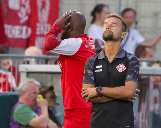Im Bild: Enttaeuschung nach einer verpassten Torchance bei v.li. David Kinsombi (FC Wuerzburger Kickers, 8) und Trainer Michael Schiele (FC Wuerzburger Kickers) 24.08.2026, FC Wuerzburger Kickers - 1. FC Koeln, DFB-Pokal, 1. Runde, Deutschland, Wuerzburg, AKON-Arena, DFL REGULATIONS PROHIBIT ANY USE OF PHOTOGRAPHS AS IMAGE SEQUENCES AND OR QUASI-VIDEO. *** Pictured: Disappointment after a missed scoring opportunity; from left: David Kinsombi (FC Würzburger Kickers, 8) and coach Michael Schiele (FC Würzburger Kickers), August 24, 2026, FC Würzburger Kickers vs. FC Köln, DFB Cup, First Round, Germany, Würzburg, AKON Arena. DFL regulations prohibit any use of photographs as image sequences and or quasi-video. Copyright: HMBxMedia xJulienxBecker