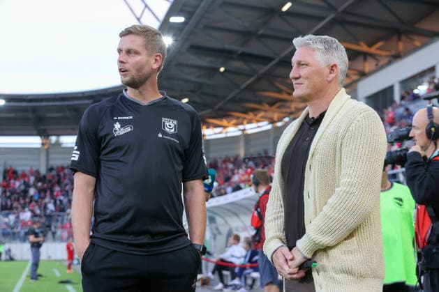 24.08.2026, xtgx, Fussball - DFB Pokal 1.Runde Hallescher FC - FC Schalke 04 emspor, v.l. Robert Schröder (Halle, Trainer) mit Bastian Schweinsteiger (DFL DFB REGULATIONS PROHIBIT ANY USE OF PHOTOGRAPHS as IMAGE SEQUENCES and or QUASI-VIDEO) Halle (Saale) *** August 24, 2026, xtgx, Soccer, DFB Cup, 1st Round: Hallescher FC vs. FC Schalke 04, emspor; from left: Robert Schröder (Halle), coach with Bastian Schweinsteiger; DFL and DFB regulations prohibit any use of photographs as image sequences and or quasi-video; Halle, Saale