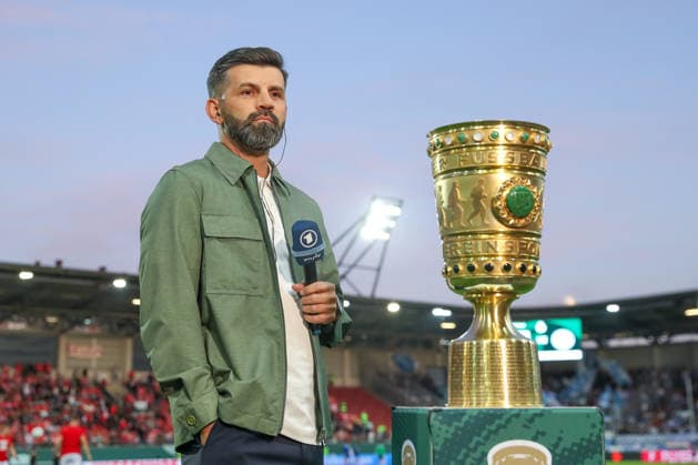 24.08.2026, xtgx, Fussball - DFB Pokal 1.Runde Hallescher FC - FC Schalke 04 emspor, v.l. Miron Muslic (Schalke, Trainer) steht neben dem Pokal, Trophäe (DFL DFB REGULATIONS PROHIBIT ANY USE OF PHOTOGRAPHS as IMAGE SEQUENCES and or QUASI-VIDEO) Halle (Saale) *** August 24, 2026, xtgx, Soccer, DFB Cup, 1st Round, Hallescher FC vs. FC Schalke 04, emspor, from left: Miron Muslic (Schalke), coach standing next to the trophy, Trophy DFL DFB REGULATIONS PROHIBIT ANY USE OF PHOTOGRAPHS as IMAGE SEQUENCES and or QUASI-VIDEO Halle Saale