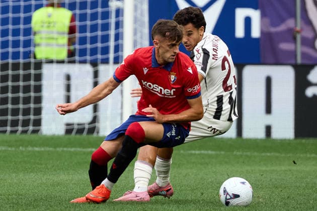 LaLiga EASports: CA Osasuna vs Levante UD Aimar Oroz (10. CA Osasuna) and Manu Sanchez (23. Levante UD) during match LaLiga EA Sports between CA Osasuna and Levante UD played at El Sadar stadium in Pamplona (Spain) on Aug 24 2026 *** LaLiga EA Sports: CA Osasuna vs. Levante UD—Aimar Oroz (10, CA Osasuna) and Manu Sanchez (23, Levante UD) during the LaLiga EA Sports match between CA Osasuna and Levante UD played at El Sadar Stadium in Pamplona, Spain, on Aug. 24, 2026 Copyright: xInigoxAlzugarayx xAgenciaxLOFx