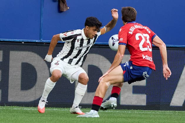 LaLiga EASports: CA Osasuna vs Levante UD Roger Brugue of Levante UD and Abel Bretones of CA Osasuna during match LaLiga EA Sports between CA Osasuna and Levante UD played at El Sadar stadium in Pamplona (Spain) on Aug 24 2026 *** LaLiga EA Sports: CA Osasuna vs. Levante UD — Roger Brugue of Levante UD and Abel Bretones of CA Osasuna during the LaLiga EA Sports match between CA Osasuna and Levante UD, played at El Sadar Stadium in Pamplona, Spain, on Aug. 24, 2026 Copyright: xInigoxAlzugarayx xAgenciaxLOFx