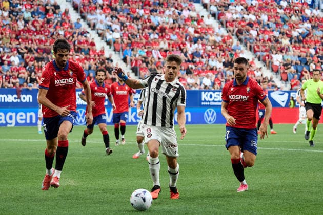 LaLiga EASports: CA Osasuna vs Levante UD Alejandro Catena (CA Osasuna), Ivan Romero (Levante UD) and Arguibide ( CA Osasuna) during match LaLiga EA Sports between CA Osasuna and Levante UD played at El Sadar stadium in Pamplona (Spain) on Aug 24 2026 *** LaLiga EA Sports: CA Osasuna vs. Levante UD — Alejandro Catena (CA Osasuna), Iván Romero (Levante UD), and Arguibide (CA Osasuna) during the LaLiga EA Sports match between CA Osasuna and Levante UD, played at El Sadar Stadium in Pamplona, Spain, on August 24, 2026 Copyright: xInigoxAlzugarayx xAgenciaxLOFx