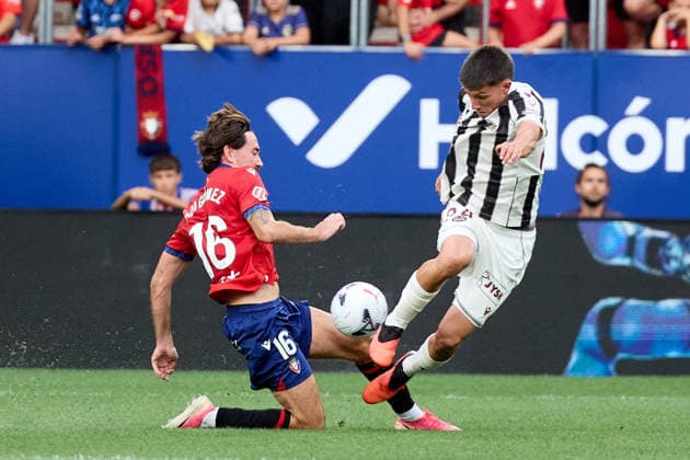 LaLiga EASports: CA Osasuna vs Levante UD Moi Gomez (CA Osasuna) and Thiago (Levante UD) during match LaLiga EA Sports between CA Osasuna and Levante UD played at El Sadar stadium in Pamplona (Spain) on Aug 24 2026 *** LaLiga EA Sports: CA Osasuna vs. Levante UD—Moi Gomez of CA Osasuna and Thiago of Levante UD during the LaLiga EA Sports match between CA Osasuna and Levante UD, played at El Sadar Stadium in Pamplona, Spain, on August 24, 2026 Copyright: xInigoxAlzugarayx xAgenciaxLOFx