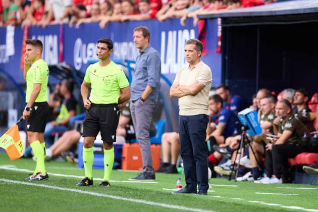 August 24, 2026, Pamplona, Navarra, Spain: Luis Castro head coach of Levante UD looks on during the LaLiga EA Sports match between CA Osasuna and Levante UD at El Sadar on August 24, 2026, in Pamplona, Spain. CA Osasuna V Levante UD - LaLiga EA Sports  - ZUMAa181 20260824_zaa_a181_057 Copyright: xRicardoxLarreinax