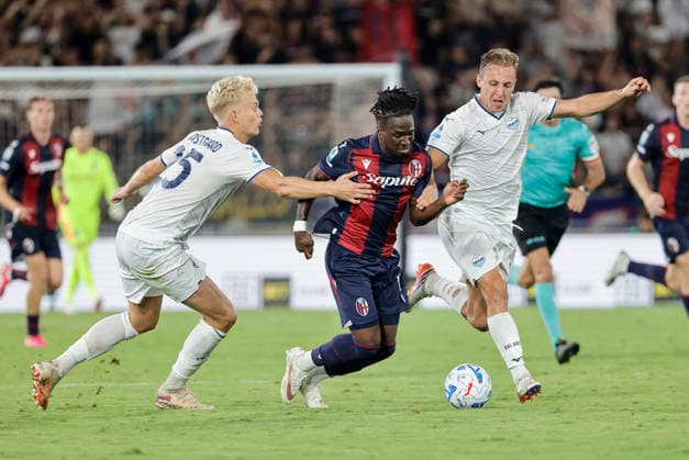August 24, 2026, Bologna, BOLOGNA: Bologna s Jonathan Rowe (C) and Lazio s Davide Frattesi with Oliver Provstgaard in action during the Italian Serie A soccer match Bologna FC vs SS Lazio at Renato Dall Ara stadium in Bologna, Italy, 24 August 2026. ANSA ELISABETTA BARACCHI. Soccer: Serie A ; Bologna-Lazio  - ZUMAa110 20260824_zaf_a110_042 Copyright: xElisabettaxBaracchix