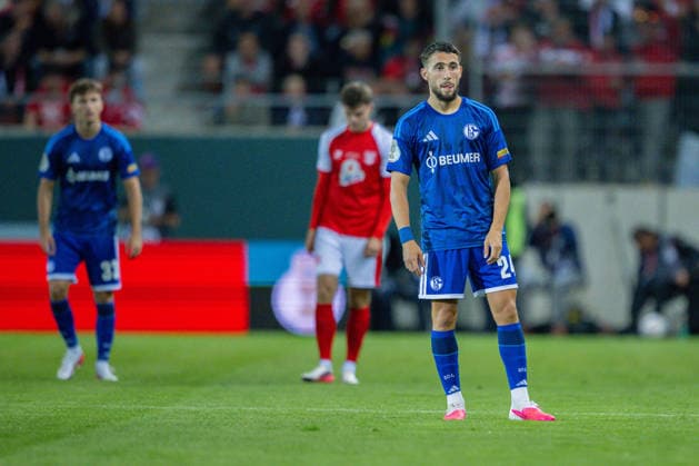 24.08.2026, Fussball, Saison 2026 2027, DFB-Pokal, Hallescher FC - FC Schalke 04, Adil Aouchiche (FC Schalke 04) xRHR-FOTO YYx *** August 24, 2026, Soccer, 2026–2027 Season, DFB Cup, Hallescher FC vs. FC Schalke 04, Adil Aouchiche, FC Schalke 04 xRHR PHOTO YYx Copyright: KROEGER RHR-FOTOx RHR-FOTO YY