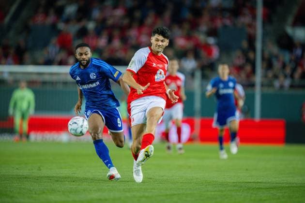 24.08.2026, Fussball, Saison 2026 2027, DFB-Pokal, Hallescher FC - FC Schalke 04, Moussa Sylla (FC Schalke 04), Niclas Stierlin (Hallescher SC) xRHR-FOTO YYx *** August 24, 2026, Soccer, 2026–2027 Season, DFB Cup, Hallescher FC vs. FC Schalke 04, Moussa Sylla (FC Schalke 04), Niclas Stierlin (Hallescher SC) xRHR PHOTO YYx Copyright: KROEGER RHR-FOTOx RHR-FOTO YY