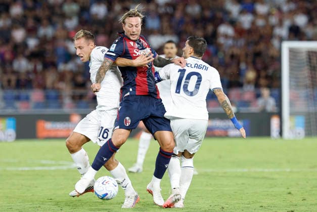 August 24, 2026, Bologna, BOLOGNA: Bologna s Federico Bernardeschi (C) and Lazio s Davide Frattesi (L) and Mattia Zaccagni. in action during the Italian Serie A soccer match Bologna FC vs SS Lazio at Renato Dall Ara stadium in Bologna, Italy, 24 August 2026. ANSA ELISABETTA BARACCHI. Soccer: Serie A ; Bologna-Lazio  - ZUMAa110 20260824_zaf_a110_045 Copyright: xElisabettaxBaracchix