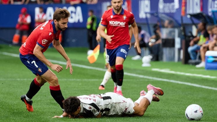 LaLiga EASports: CA Osasuna vs Levante UD Jon Moncayola of CA Osasuna and Manu Sanchez of Levante UD during match LaLiga EASports between CA Osasuna and Levante UD played at El Sadar stadium in Pamplona (Spain) on Aug 24 2026 *** LaLiga EASports: CA Osasuna vs. Levante UD—Jon Moncayola of CA Osasuna and Manu Sanchez of Levante UD during the LaLiga EASports match between CA Osasuna and Levante UD, played at El Sadar Stadium in Pamplona, Spain, on Aug. 24, 2026 Copyright: xInigoxAlzugarayx xAgenciaxLOFx