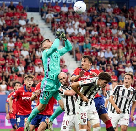 LaLiga EASports: CA Osasuna vs Levante UD Ante Budimir of CA Osasuna and Mathew Ryan of Levante UD during match LaLiga EASports between CA Osasuna and Levante UD played at El Sadar stadium in Pamplona (Spain) on Aug 24 2026 *** LaLiga EASports: CA Osasuna vs. Levante UD — Ante Budimir of CA Osasuna and Mathew Ryan of Levante UD during the LaLiga EASports match between CA Osasuna and Levante UD played at El Sadar Stadium in Pamplona, Spain, on Aug. 24, 2026 Copyright: xInigoxAlzugarayx xAgenciaxLOFx