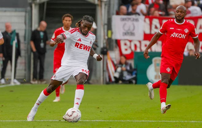 Im Bild: v.li. Gideon Mensah (1. FC Koeln, 14) am Ball gegen David Kinsombi (FC Wuerzburger Kickers, 8) 24.08.2026, FC Wuerzburger Kickers - 1. FC Koeln, DFB-Pokal, 1. Runde, Deutschland, Wuerzburg, AKON-Arena, DFL REGULATIONS PROHIBIT ANY USE OF PHOTOGRAPHS AS IMAGE SEQUENCES AND OR QUASI-VIDEO. *** Pictured from left: Gideon Mensah (1. FC Köln), No. 14, with the ball against David Kinsombi (FC Würzburger Kickers), No. 8, on August 24, 2026, FC Würzburg Kickers vs. 1. FC Köln, DFB Cup, First Round, Germany, Würzburg, AKON Arena. DFL regulations prohibit any use of photographs as image sequences and or quasi-video. Copyright: HMBxMedia xJulienxBecker