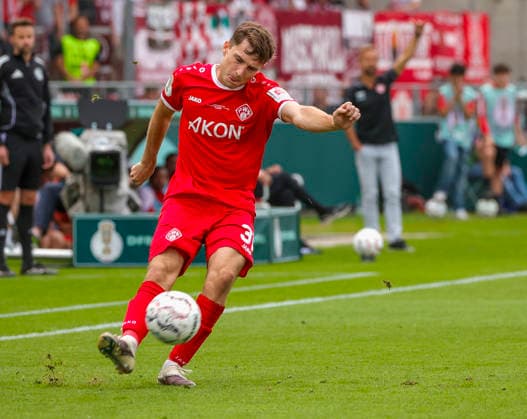 Im Bild: Tim Kraus (FC Wuerzburger Kickers, 31) mit dem Schuss. 24.08.2026, FC Wuerzburger Kickers - 1. FC Koeln, DFB-Pokal, 1. Runde, Deutschland, Wuerzburg, AKON-Arena, DFL REGULATIONS PROHIBIT ANY USE OF PHOTOGRAPHS AS IMAGE SEQUENCES AND OR QUASI-VIDEO. *** Pictured: Tim Kraus of FC Wuerzburger Kickers, age 31, taking a shot on August 24, 2026, FC Würzburger Kickers 1 FC Köln, DFB Cup, 1st Round, Germany, Würzburg, AKON Arena, DFL REGULATIONS PROHIBIT ANY USE OF PHOTOGRAPHS AS IMAGE SEQUENCES AND OR QUASI-VIDEO Copyright: HMBxMedia xJulienxBecker