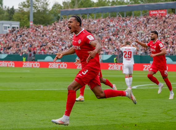 Im Bild: Jubel nach dem Tor zum 1:0 beim Torschuetzen David Abrangao (FC Wuerzburger Kickers, 3) und seinen Teamkollegen. 24.08.2026, FC Wuerzburger Kickers - 1. FC Koeln, DFB-Pokal, 1. Runde, Deutschland, Wuerzburg, AKON-Arena, DFL REGULATIONS PROHIBIT ANY USE OF PHOTOGRAPHS AS IMAGE SEQUENCES AND OR QUASI-VIDEO. *** Pictured: Celebrations after the 1-0 goal by FC Würzburger Kickers striker David Abrangao (No. 3) and his teammates, August 24, 2026, FC Würzburger Kickers 1–FC Köln, DFB Cup, First Round, Germany, Würzburg, AKON Arena, DFL regulations prohibit any use of photographs as image sequences and or quasi-video. Copyright: HMBxMedia xJulienxBecker