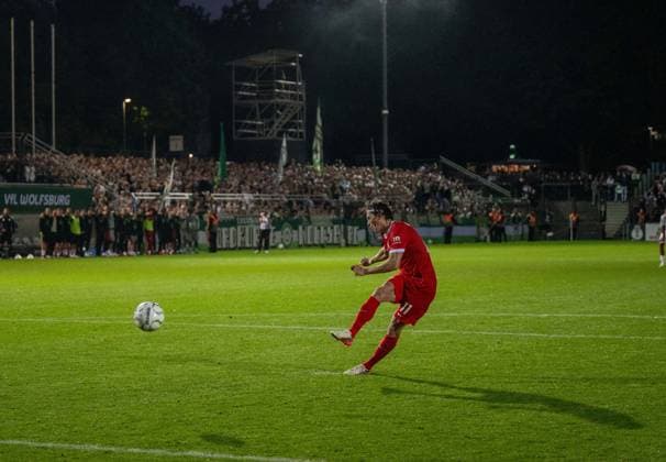 Fußball, Herren, Saison 2026 2027, DFB-Pokal (1. Runde), VSG Altglienicke - VfL Wolfsburg, Fabian Reese (Wolfsburg) verschießt im Elfmeterschießen, 24.08.2026, *** Soccer, Men s, 2026–2027 Season, DFB Cup First Round, VSG Altglienicke vs. VfL Wolfsburg, Fabian Reese of Wolfsburg misses a penalty kick in the shootout, August 24, 2026, Copyright: xMatthiasxKochx