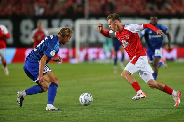 Halle (Saale), Sachsen-Anhalt, Deutschland, 24.08.2026: Leuna-Chemie-Stadion: DFB-Pokal: Hallescher FC - Schalke 04: Timo Becker (5, FC Schalke 04) und Julien Damelang (43, Hallescher FC) *** Halle an der Saale, Saxony-Anhalt, Germany, August 24, 2026, Leuna Chemie Stadium, DFB Cup, Hallescher FC vs. Schalke 04, Timo Becker (5), Schalke 04, and Julien Damelang (43), Hallescher FC Copyright: xdtsxNachrichtenagenturx dts_130851