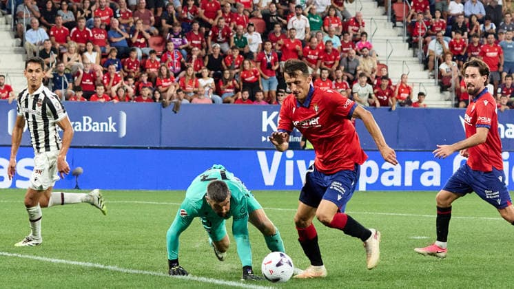 LaLiga EASports: CA Osasuna vs Levante UD Aissa Mandi of Levante UD, Mathew Ryan of Levante UD and Ante Budimir of Osasuna during match LaLiga EA Sports between CA Osasuna and Levante UD played at El Sadar stadium in Pamplona (Spain) on Aug 24 2026 *** LaLiga EA Sports: CA Osasuna vs. Levante UD—Aissa Mandi of Levante UD, Mathew Ryan of Levante UD and Ante Budimir of Osasuna during the EA Sports LaLiga match between CA Osasuna and Levante UD played at El Sadar Stadium in Pamplona, Spain, on Aug. 24, 2026 Copyright: xInigoxAlzugarayx xAgenciaxLOFx