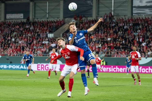 DFB Pokal 1.Runde-Saison 26 27 Hallescher FC vs.1.FC Schalke 04 Halle, Deutschland 24.August 2026: Im Bild:v. li. im Zweikampf Fabrice Hartmann (Halle) und Vitalie Becker (Schalke) Halle Saale Leuna Chemie Stadion Sachsen-Anhalt Deutschland *** DFB Cup, First Round, Season 26-27: Hallescher FC vs. 1. FC Schalke 04, Halle, Germany, August 24, 2026. Pictured, from left, in a tackle: Fabrice Hartmann (Halle) and Vitalie Becker (Schalke). Halle Saale Leuna Chemie Stadium, Saxony-Anhalt, Germany