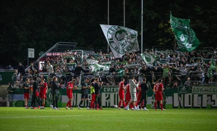 Fußball, Herren, Saison 2026 2027, DFB-Pokal (1. Runde), VSG Altglienicke - VfL Wolfsburg, Wolfsburger Fans und Spieler, Jubel nach dem Abpfiff, 24.08.2026, *** Soccer, Men s, 2026–2027 Season, DFB Cup First Round, VSG Altglienicke vs. VfL Wolfsburg, Wolfsburg fans and players, celebrating after the final whistle, August 24, 2026, Copyright: xMatthiasxKochx