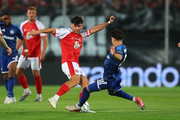 Halle - Schalke DFB Pokal Halle, 24.08.2026, Leuna-Chemie-Stadion, Fußball, Männer, Saison 2026 2027, DFB Pokal, 1. Runde , Hallescher FC - FC Schalke 04 , Im Bild v.l.: Burim Halili ( 5, Halle) und Soufiane El-Faouzi ( 23, Schalke) , *** Halle vs. Schalke, DFB Cup, Halle, August 24, 2026, Leuna Chemie Stadium, Soccer, Men, 2026–2027 Season, DFB Cup, First Round, Hallescher FC vs. FC Schalke 04, Pictured from left: Burim Halili 5 (Halle) and Soufiane El Faouzi 23 (Schalke),