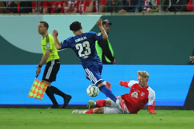 Halle - Schalke DFB Pokal Halle, 24.08.2026, Leuna-Chemie-Stadion, Fußball, Männer, Saison 2026 2027, DFB Pokal, 1. Runde , Hallescher FC - FC Schalke 04 , Im Bild v.l.: Soufiane El-Faouzi ( 23, Schalke) und Lennard Becker ( 25, Halle) , *** Halle vs. Schalke, DFB Cup, Halle, August 24, 2026, Leuna Chemie Stadium, Soccer, Men, 2026–2027 Season, DFB Cup, First Round, Hallescher FC vs. FC Schalke 04, Pictured from left: Soufiane El Faouzi (23), Schalke, and Lennard Becker (25), Halle,