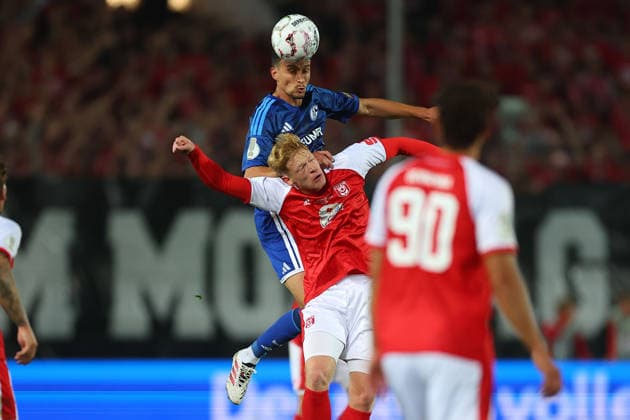 Halle - Schalke DFB Pokal Halle, 24.08.2026, Leuna-Chemie-Stadion, Fußball, Männer, Saison 2026 2027, DFB Pokal, 1. Runde , Hallescher FC - FC Schalke 04 , Im Bild v.l.: Dejan Ljubicic ( 21, Schalke) und Lennard Becker ( 25, Halle) , *** Halle vs. Schalke, DFB Cup, Halle, August 24, 2026, Leuna Chemie Stadium, Soccer, Men, 2026–2027 Season, DFB Cup, First Round, Hallescher FC vs. FC Schalke 04, Pictured from left: Dejan Ljubicic (21), Schalke, and Lennard Becker (25), Halle,