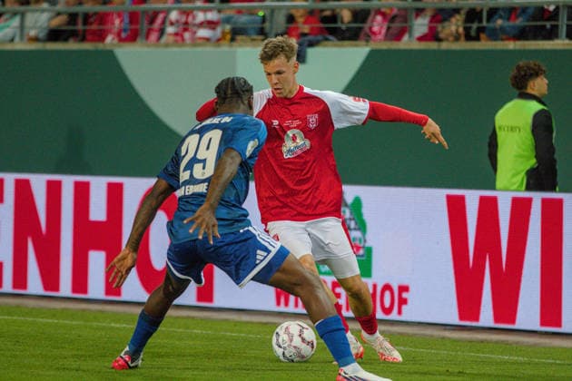 24.08.2026 Fußball Herren 2026 2027 DFB-Pokal 1. Runde Hallescher FC - FC Schalke 04 Leuna-Chemie-Stadion Halle Julien Damelang (Halle, 43, rot) im Zweikampf mit Eric Ebimbe (Schalke, 29, blau). Halle Sachsen-Anhalt Deutschland *** August 24, 2026 Men s Soccer 2026–2027 DFB Cup First Round Hallescher FC vs. FC Schalke 04 Leuna Chemie Stadium, Halle Julien Damelang (Halle), 43, in a tackle with Eric Ebimbe (Schalke), 29, blue; Halle, Saxony-Anhalt, Germany