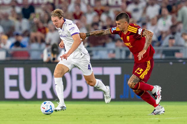 AS Roma v ACF Fiorentina - Serie A Enilive Marco Brescianini of ACF Fiorentina and Gianluca Mancini of AS Roma compete for the ball during the Serie A Enilive match between AS Roma and ACF Fiorentina at Olympic Stadium on August 24, 2026 in Rome, Italy Rome Olympic Stadium Lazio Italy Copyright: xGiuseppexMaffiax 260824SerieA_Roma-Fiorentina_GM_05274