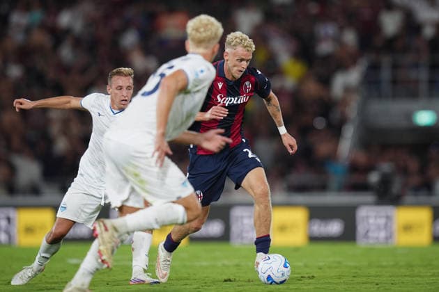 Bologna™s Jens Odgaard fights for the ball with Lazio™s Davide Frattesi during the Serie A soccer match between Bologna and Lazio at the Renato Dall™Ara Stadium in Bologna, north Italy - Monday, August 24, 2026 -  Copyright: xMassimoxPaolone LaPressex