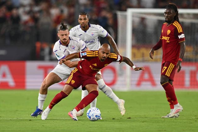 IPA87770815 - Radu Dragusin of A.C.F. Fiorentina and Donyell Malen of A.S. Roma are in action during Matchday 1 of the Serie A Championship between A.S. Roma and A.C.F. Fiorentina at the Olympic Stadium on August 24, 2026, in Rome, Italy.  Copyright: xDomenicoxCippitelli IPAxSportx xx 87770815