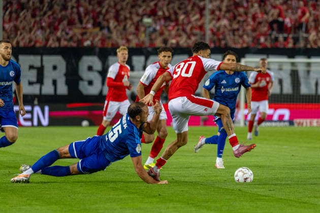 Deutschland: DFB Pokal, Saison 2026 2027, 24.08.2026, 1.Runde , Hallescher FC vs FC Schalke 04 , Leuna-Chemie-Stadion : Benyamina, Soufian (Hallescher FC, 90) im Zweikampf gegen Katic, Nikola (FC Schalke 04, 25) *** Germany DFB Cup, 2026–2027 Season, August 24, 2026, First Round, Hallescher FC vs. FC Schalke 04, Leuna Chemie Stadion Benyamina, Soufian (Hallescher FC) in a tackle with Katic (Nikola, FC Schalke 04), 90 Copyright: xMichellexLukax
