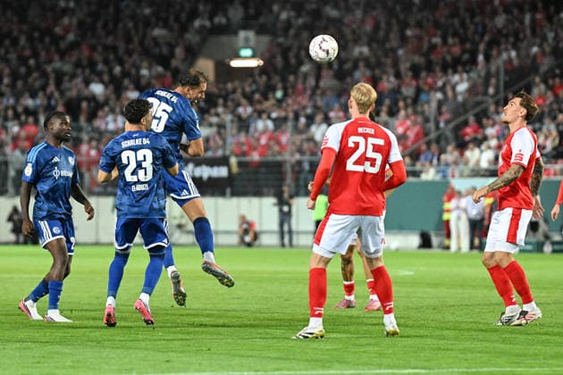 Fußball I Herren I Saison 2026-2027 I DFB-Pokal I Hallescher FC - FC Schalke 04 I 24.08.2026 Nikola Katic (25, FC Schalke 04) springt zum Kopfball hoch Halle (Saale) Leuna-Chemie-Stadion Sachsen-Anhalt Deutschland *** Soccer I Men s Team I 2026–2027 Season I DFB Cup I Hallescher FC vs. FC Schalke 04 I August 24, 2026 Nikola Katic, 25, of FC Schalke 04 jumps for a header at the Halle Saale Leuna Chemie Stadium in Saxony-Anhalt, Germany Copyright: xLobeca InesxHähnelx