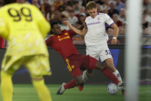 Italy: Serie a football match AS Roma vs Fiorentina Roma™s Ivorian defender Evan Ndicka challenges for the ball with Fiorentina s Argentinian forward Mateo Pellegrino during the Serie A football match between AS Roma vs Fiorentina at the Olimpico Stadium in Rome, Italy on August 24, 2026. _BPH4733 Copyright: xAntonioxBalascox