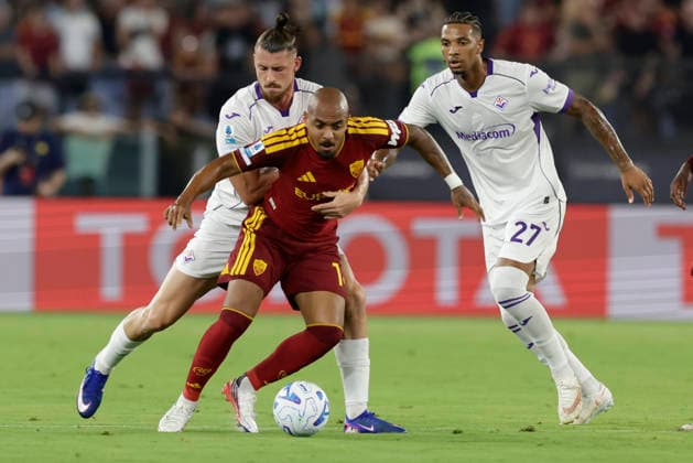 Italy: Serie a football match AS Roma vs Fiorentina Fiorentina s Romanian defender Radu Dragusin challenges for the ball with Roma™s Dutch midfielder Donyell Malen during the Serie A football match between AS Roma vs Fiorentina at the Olimpico Stadium in Rome, Italy on August 24, 2026. _BPH4967 Copyright: xAntonioxBalascox