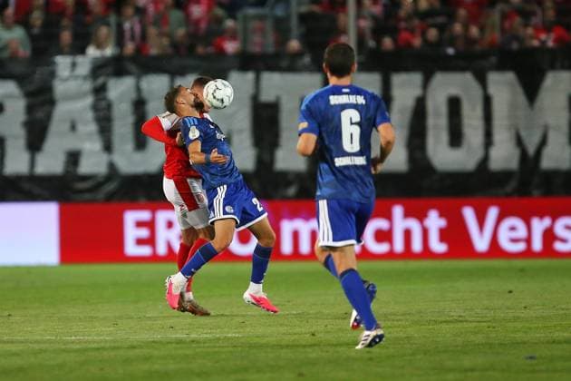 Halle (Saale), Sachsen-Anhalt, Deutschland, 24.08.2026: Leuna-Chemie-Stadion: DFB-Pokal: Hallescher FC - Schalke 04: Adil Aouchiche (24, FC Schalke 04) am Ball, Ron Schallenberg (6, FC Schalke 04) schaut zu *** Halle an der Saale, Saxony-Anhalt, Germany, August 24, 2026; Leuna Chemie Stadium; DFB Cup; Hallescher FC vs. Schalke 04; Adil Aouchiche, 24, of FC Schalke 04 has the ball; Ron Schallenberg, 6, of FC Schalke 04 watches Copyright: xdtsxNachrichtenagenturx dts_130858