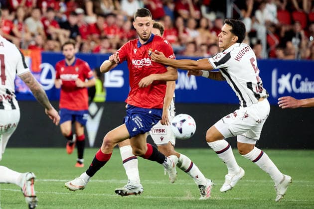 LaLiga EASports: CA Osasuna vs Levante UD Raul Garcia of CA Osasuna) and Sotelo of Levante UD) during match LaLiga EA Sports between CA Osasuna and Levante UD played at El Sadar stadium in Pamplona (Spain) on Aug 24 2026 *** LaLiga EA Sports: CA Osasuna vs. Levante UD—Raúl García of CA Osasuna and Sotelo of Levante UD during the LaLiga EA Sports match between CA Osasuna and Levante UD, played at El Sadar Stadium in Pamplona, Spain, on August 24, 2026 Copyright: xInigoxAlzugarayx xAgenciaxLOFx