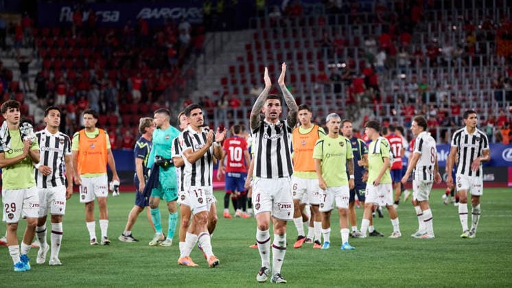 LaLiga EASports: CA Osasuna vs Levante UD Adrian de la Fuente of Levante during match of La Liga EA Sports between CA Osasuna and Levante UD played at El Sadar stadium in Pamplona (Spain) on Aug 24 2026. *** LaLiga EA Sports: CA Osasuna vs. Levante UD — Adrian de la Fuente of Levante during the LaLiga EA Sports match between CA Osasuna and Levante UD played at El Sadar Stadium in Pamplona, Spain, on August 24, 2026 Copyright: xInigoxAlzugarayx xAgenciaxLOFx