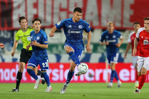 24.08.2026, xtgx, Fussball - DFB Pokal 1.Runde Hallescher FC - FC Schalke 04 emspor, v.l. Dejan Ljubicic (Schalke, 21) am Ball, plays the ball (DFL DFB REGULATIONS PROHIBIT ANY USE OF PHOTOGRAPHS as IMAGE SEQUENCES and or QUASI-VIDEO) Halle (Saale) *** August 24, 2026, xtgx, Soccer DFB Cup 1st Round Hallescher FC vs. FC Schalke 04 emspor, from left: Dejan Ljubicic (Schalke), 21 on the ball, plays the ball. DFL and DFB regulations prohibit any use of photographs as image sequences and or quasi-video. Halle Saale