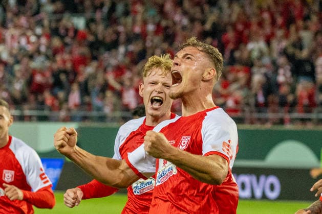 Deutschland: DFB Pokal, Saison 2026 2027, 24.08.2026, 1.Runde , Hallescher FC vs FC Schalke 04 , Leuna-Chemie-Stadion : Torjubel nach dem Tor zum 1:0 für den Halleschen FC durch Torschütze Kastull, Vin (Hallescher FC, 27) *** Germany DFB Cup, 2026–2027 Season, August 24, 2026, First Round, Hallescher FC vs. FC Schalke 04, Leuna Chemie Stadium—Celebration after Hallescher FC’s 1–0 goal scored by Kastull, Vin (Hallescher FC), 27 Copyright: xMichellexLukax