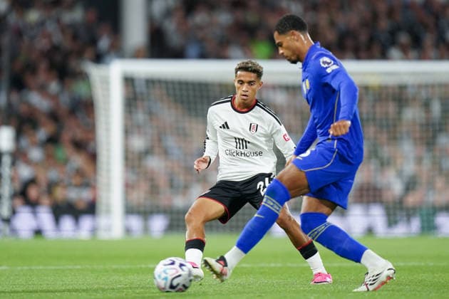 Fulham v Chelsea, Premier League Levi Colwill of Chelsea under pressure from Josh King of Fulham during the Fulham v Chelsea Premier League match at Craven Cottage, London, England on 24 August 2026 Credit: Dylan Hepworth Every Second Media Editorial use only. All images are copyright Every Second Media Limited. No images may be reproduced without prior permission. All rights reserved. Premier League and Football League images are subject to licensing agreements with Football DataCo Limited. see https: www.football-dataco.com Copyright: xIMAGO EveryxSecondxMediax ESM-2111-0055 DylanxHepworthx xEveryxSecondxMediax