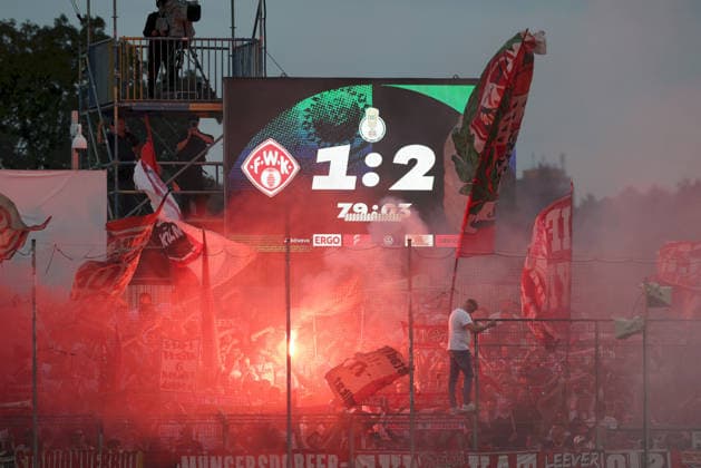 24.08.2026, Herren, Fussball, Saison 2026 2027, DFB-Pokal, 1. Runde: FC Wuerzburger Kickers - 1. FC Koeln Fans des 1. FC Köln zünden Pyrotechnik, DFL DFB REGULATES PROHIBIT ANY USE OF PHOTOGRAPHS AS IMAGE SEQUENCES AND OR QUASI-VIDEO Wuerzburg FLYERALARM Arena Bayern Deutschland *** August 24, 2026, Men s Soccer, 2026–2027 Season, DFB Cup, First Round: FC Würzburger Kickers vs. 1. FC Köln; 1. FC Köln fans set off pyrotechnics; DFL and DFB regulations prohibit any use of photographs as image sequences and or quasi-video; Würzburger Kickers FLYERALARM Arena, Bavaria, Germany