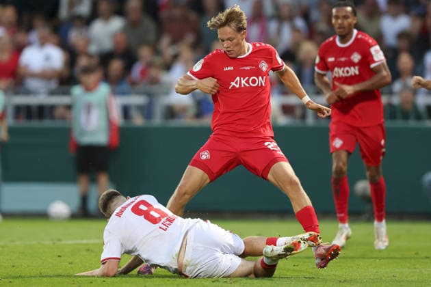 24.08.2026, Herren, Fussball, Saison 2026 2027, DFB-Pokal, 1. Runde: FC Wuerzburger Kickers - 1. FC Koeln Isak Johannesson ( 8, 1. FC Köln) und Xaver Kiefersauer ( 27, FC Würzburger Kickers), DFL DFB REGULATES PROHIBIT ANY USE OF PHOTOGRAPHS AS IMAGE SEQUENCES AND OR QUASI-VIDEO Wuerzburg FLYERALARM Arena Bayern Deutschland *** August 24, 2026, Men s Soccer, 2026–2027 Season, DFB Cup, First Round: FC Würzburger Kickers vs. 1. FC Köln, Isak Johannesson 8, 1 FC Köln and Xaver Kiefersauer 27, FC Würzburger Kickers, DFL and DFB regulations prohibit any use of photographs as image sequences and or quasi-video. Wuerzburg FLYERALARM Arena, Bavaria, Germany