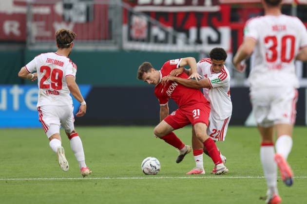 24.08.2026, Herren, Fussball, Saison 2026 2027, DFB-Pokal, 1. Runde: FC Wuerzburger Kickers - 1. FC Koeln Tim Kraus ( 31, FC Würzburger Kickers) im Duell mit Jahmai Simpson-Pusey ( 22, 1. FC Köln), DFL DFB REGULATES PROHIBIT ANY USE OF PHOTOGRAPHS AS IMAGE SEQUENCES AND OR QUASI-VIDEO Wuerzburg FLYERALARM Arena Bayern Deutschland *** August 24, 2026, Men s Soccer, 2026–2027 Season, DFB Cup, Round 1: FC Würzburger Kickers vs. 1. FC Köln; Tim Kraus (31), FC Würzburger Kickers in a duel with Jahmai Simpson Pusey (22), 1. FC Köln, DFL and DFB regulations prohibit any use of photographs as image sequences and or quasi-video. Wuerzburg FLYERALARM Arena, Bavaria, Germany