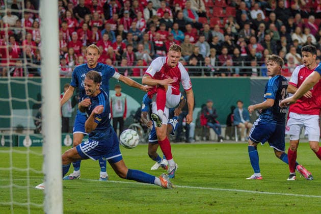 24.08.2026 Fußball Herren 2026 2027 DFB-Pokal 1. Runde Hallescher FC - FC Schalke 04 Leuna-Chemie-Stadion Halle Vin Kastull (Halle, 27, rot) trifft zum 1:0. Halle Sachsen-Anhalt Deutschland *** August 24, 2026 Men s Soccer 2026–2027 DFB Cup First Round Hallescher FC vs. FC Schalke 04 Leuna Chemie Stadium, Halle Vin Kastull, Halle, 27, red scores to make it 1–0 Halle, Saxony-Anhalt, Germany