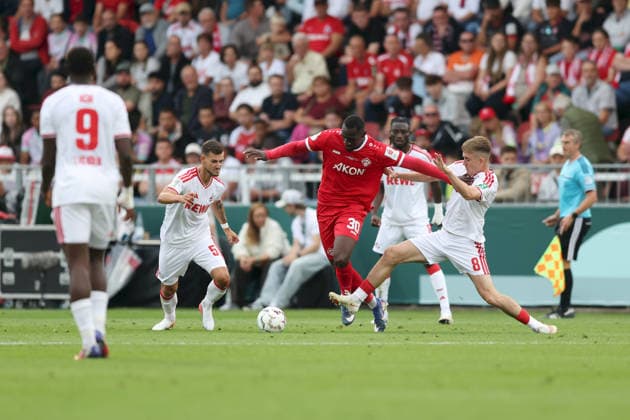 24.08.2026, Herren, Fussball, Saison 2026 2027, DFB-Pokal, 1. Runde: FC Wuerzburger Kickers - 1. FC Koeln Tom Krauss ( 5, 1. FC Köln) und Isak Johannesson ( 8, 1. FC Köln) im Duell mit Tarsis Bonga ( 30, FC Würzburger Kickers), DFL DFB REGULATES PROHIBIT ANY USE OF PHOTOGRAPHS AS IMAGE SEQUENCES AND OR QUASI-VIDEO Wuerzburg FLYERALARM Arena Bayern Deutschland *** August 24, 2026, Men s Soccer, 2026–2027 Season, DFB Cup, First Round: FC Würzburger Kickers vs. 1. FC Köln—Tom Krauss (5), 1. FC Köln, and Isak Johannesson (8), 1. FC Köln in a duel with Tarsis Bonga 30, FC Würzburger Kickers. DFL and DFB regulations prohibit any use of photographs as image sequences and or quasi-video. Wuerzburg FLYERALARM Arena, Bavaria, Germany